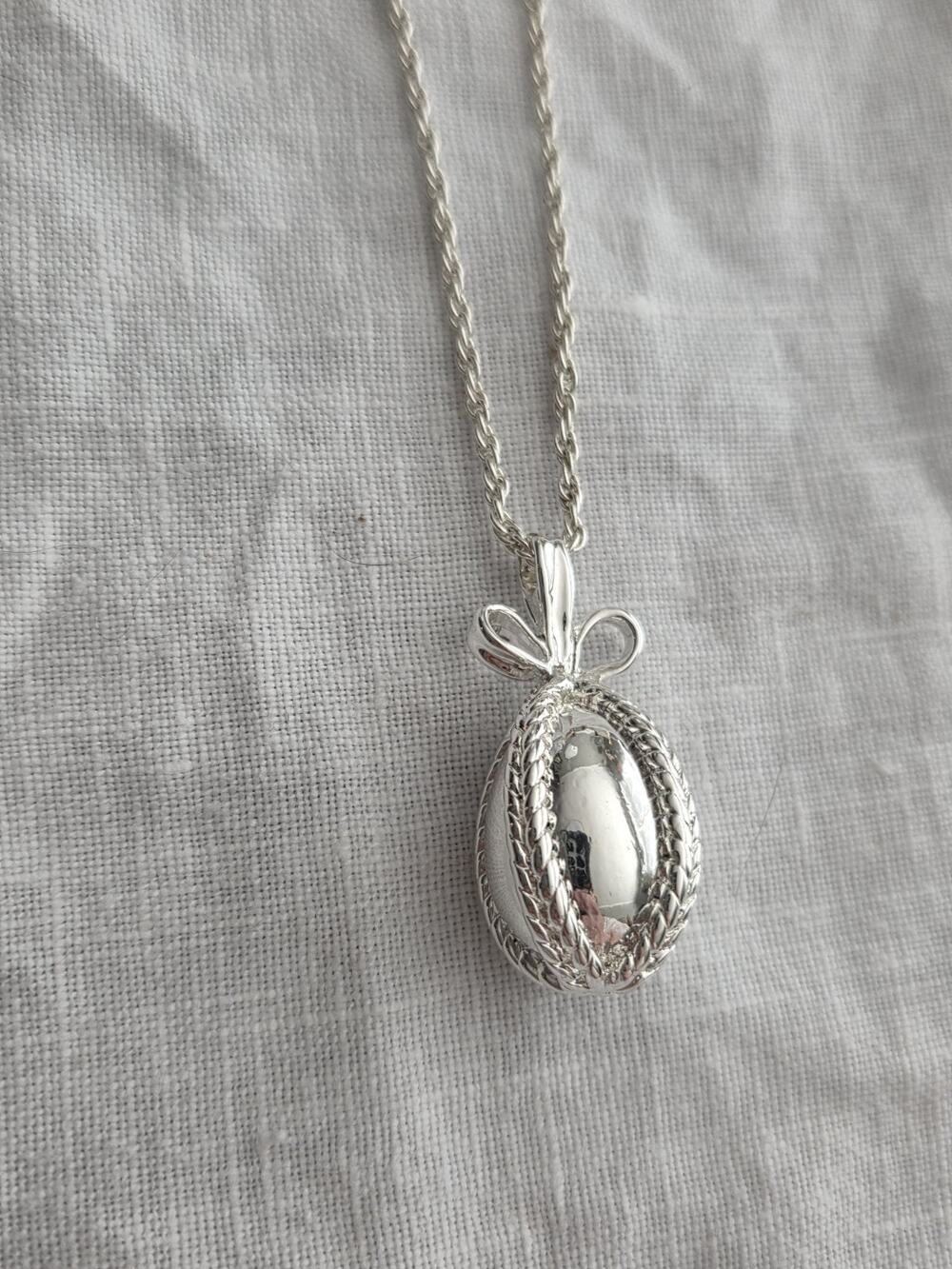 Vintage JOAN RIVERS SILVER TONE Egg Pendant Necklace